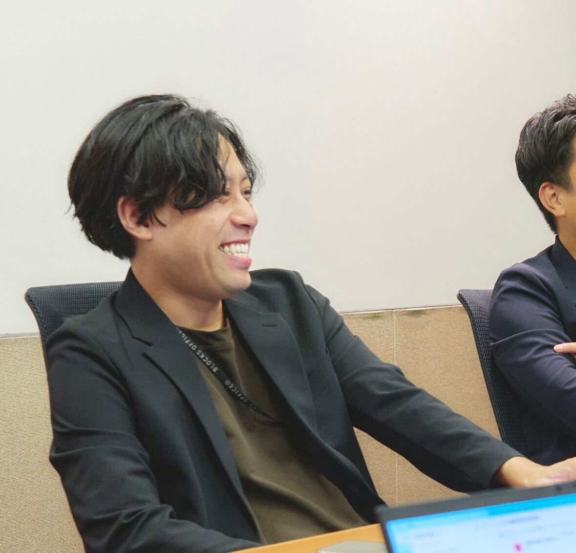 会議室で笑う木村拓也