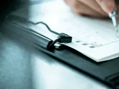 履歴書を作成している様子