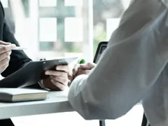 アドバイザーと面談している様子